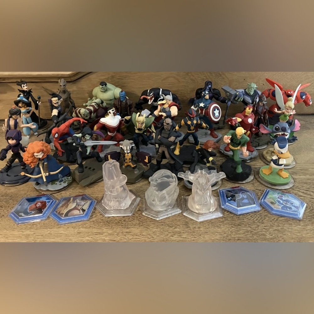 Disney Infinity 2.0 Wii U Game and all playable characters and play sets